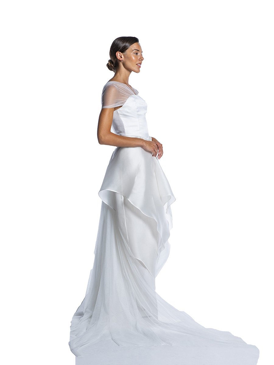 Woman wearing a white bride dress